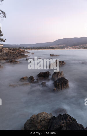 Côte de l'hôtel de ville de Vigo, avec ses plages de sable blanc et des plages de tailles différentes. En face de ces sables vous pouvez voir la ville o Banque D'Images