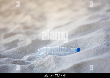 Bouteille en plastique abandonnée sur le sable de la plage Banque D'Images