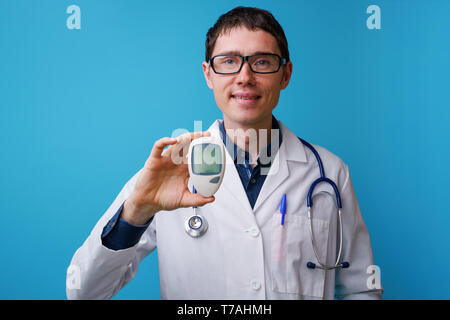 Portrait du docteur avec stéthoscope et sa main meterin glucose Banque D'Images