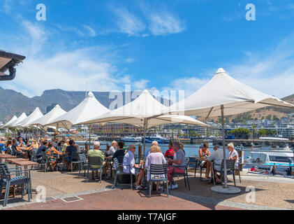 Au restaurant Le V&A Waterfront et la montagne de la table en arrière-plan, Cape Town, Western Cape, Afrique du Sud Banque D'Images