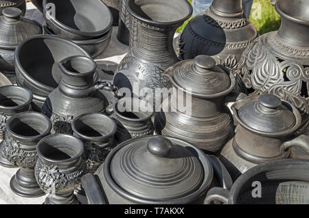 Une grande variété de poterie noire de l'argile sur l'assemblée annuelle de l'exposition urbaine Banque D'Images