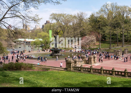 Les touristes appréciant Bethesda Terrace, Central Park, NYC Banque D'Images