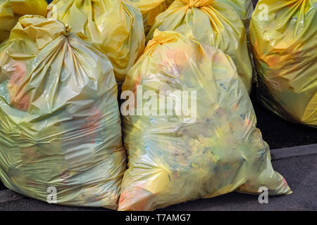 Recyclables constitués de verre, plastique, métal et papier. Banque D'Images