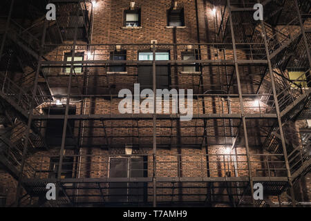 Façade d'une ancienne construction de la ville de New York la nuit à Manhattan Banque D'Images