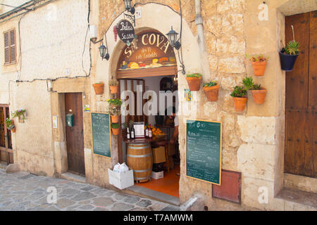 VALLDEMOSSA, ESPAGNE - juin 2016 l'extérieur de Sa Cova supérette à Valldemossa sur juin 2016 à Valldemossa, Espagne Banque D'Images