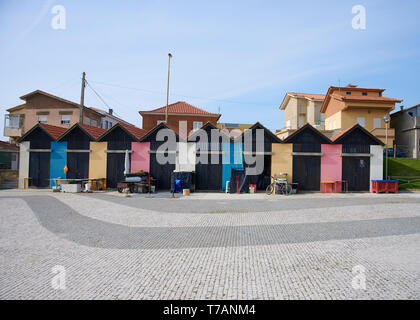 Une rangée de maisons pour le stockage du matériel de pêche dans la région de Vila Chá Portugal, avec portes multicolores Banque D'Images