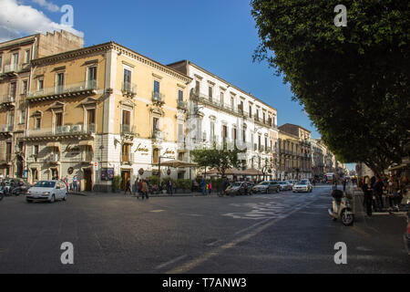 Rue Via Etnea Catane de Central Park, des bâtiments historiques et la vie urbaine avec des voitures Banque D'Images