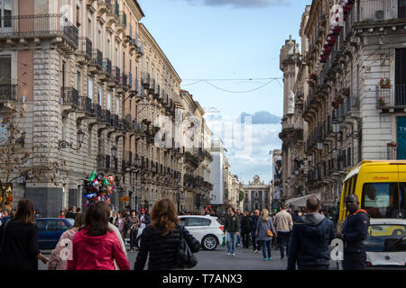 Via Etnea Catane voir vers central square, à quelques personnes et les voitures autour de Banque D'Images