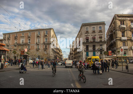 Catania via etnea rue principale de la ville à partir de la place centrale, la vie urbaine, à quelques personnes et les motards appréciant les cours Banque D'Images