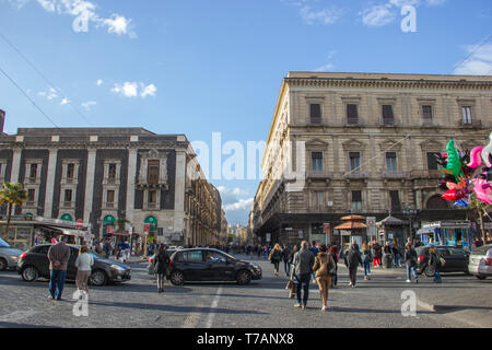 Vue sur la rue Via Etnea Catane de central square, à quelques personnes et voitures de course Banque D'Images