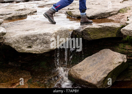 Une femelle Walker sur les pas japonais sur Kinder scout dans le Derbyshire Peak District, UK Banque D'Images