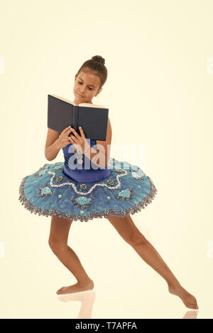 Priver les enfants ballerine. La plupart du temps passé dans la salle de sport de l'enfant danseur et de formation pratique de la performance. Pas de temps pour l'étude de l'école. Ballerine fille danser tandis que lire livre. Questions relatives à la carrière de ballet. Banque D'Images