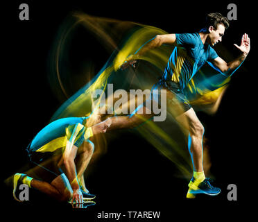 Un caucasian runner jogger homme jogging running light painting effet vitesse isolé sur fond noir Banque D'Images