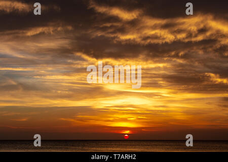 Coucher de soleil sur la mer à Kizimkazi à Unguja aka l'île de Zanzibar Tanzanie Afrique de l'Est Banque D'Images