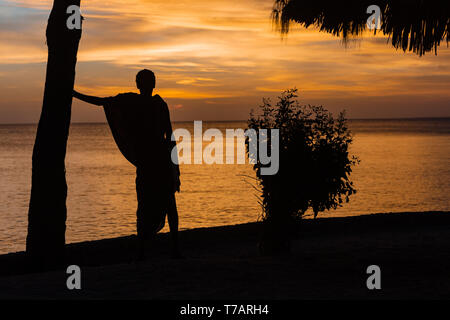 Homme Masai à au coucher du soleil sur la mer à Kizimkazi à Unguja aka l'île de Zanzibar Tanzanie Afrique de l'Est Banque D'Images