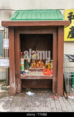 Hong Kong, Chine - 7 mars, 2019 : Tai O village de pêcheurs. Petite salle de culte taoïste dans l'aile sur rue. Rbrown principalement, avec des couleurs jaune et rouge, ince Banque D'Images