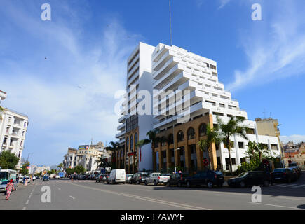 De nouveaux bâtiments modernes peints dans la couleur blanc emblématique de Casablanca. Banque D'Images