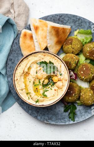 La cuisine arabe, l'hoummos de pois chiches alimentaire falafel et de pain pita. Vue de dessus de table. Banque D'Images