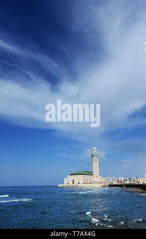 Une vue de la mosquée Hassan II avec l'océan Atlantique. Banque D'Images