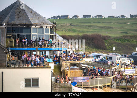 Les vacanciers à la détente en Fistral Newquay en Cornouailles. Banque D'Images