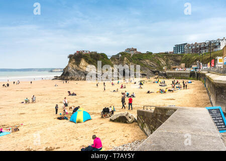 Les vacanciers se détendre sur la plage de Towan à marée basse à Newquay en Cornouailles. Banque D'Images