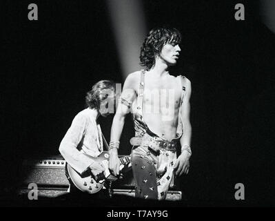 COLOGNE, ALLEMAGNE : Mick Jagger des Rolling Stones il se produit sur scène à l'Sportshalle à Cologne, Allemagne, le 2 juin 1976 dans le cadre de leur tournée de l'Europe '76. Banque D'Images