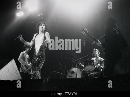 COLOGNE, ALLEMAGNE : Mick Jagger des Rolling Stones il se produit sur scène à l'Sportshalle à Cologne, Allemagne, le 2 juin 1976 dans le cadre de leur tournée de l'Europe '76. Banque D'Images