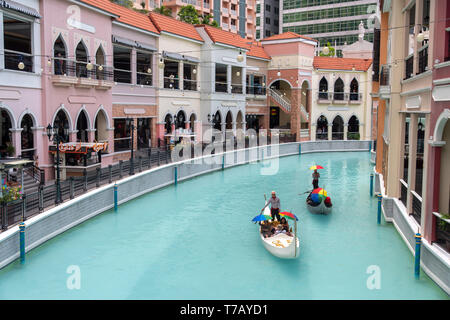 4 mai 2019 Les gens qui aiment les gondoles de Venise le grand canal mall, Metro Manila, Philippines Banque D'Images