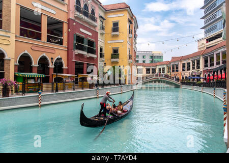 4 mai 2019 Les gens qui aiment les gondoles de Venise le grand canal mall, Metro Manila, Philippines Banque D'Images