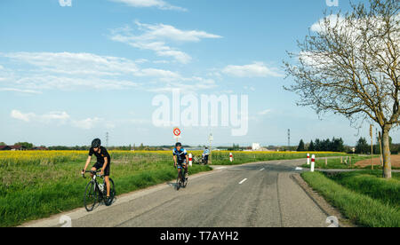 Alsace, France - Apr 19, 2019 : les jeunes et les cyclistes adultes exerçant un disque dur rapide sur les vélos modernes près du champs raps en Alsace Banque D'Images