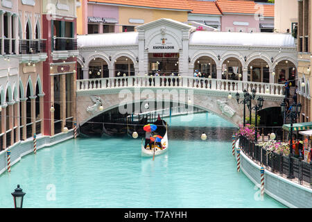 4 mai 2019 Les gens qui aiment les gondoles de Venise le grand canal mall, Metro Manila, Philippines Banque D'Images