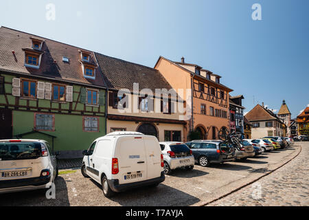 Bergheim, France - 19 Avril 2019 : Grand groupe de voitures garées en face de la maisons à colombages dans le centre de Bernheim, Alsace Banque D'Images