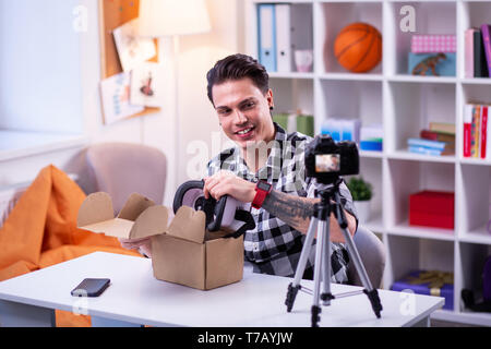 Bon joyeux à guy travaille sur la création de contenu et de l'appareil photo Banque D'Images