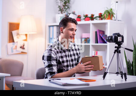 Bel homme concentré de travail dépenses jour en studio Banque D'Images