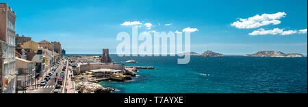 La route qui mène le long de la Plage des Catalans dans la ville pittoresque de Marseiile, vue panoramique sur la mer Méditerranée turquoise autoroute côtière animée, bleu clo Banque D'Images