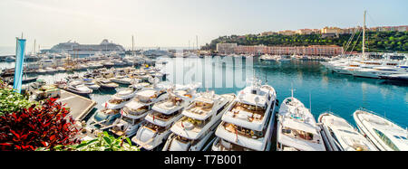 Vue panoramique du port de Monaco, des yachts de luxe dans une rangée Banque D'Images