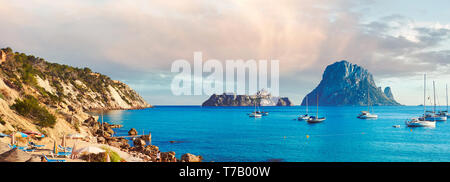 Image horizontale de l'été du Cala d'Hort de sable, en été est extrêmement populaire, plage ont une vue fantastique sur l'île mystérieuse de Es Vedra. Ibiza Banque D'Images