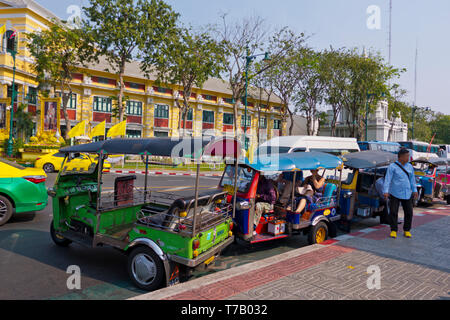 Tuk Tuks, en face de Wat Pho, Phra Nakhom district, Bangkok, Thaïlande Banque D'Images