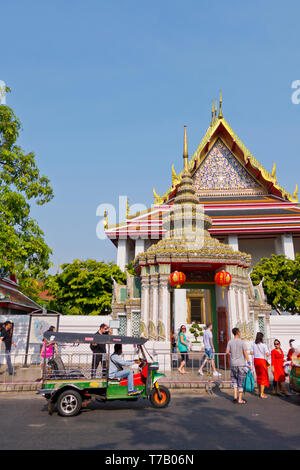 Tuk Tuk et les touristes, en face de Wat Pho, Phra Nakhom district, Bangkok, Thaïlande Banque D'Images