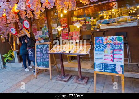 Restaurant avec happy hour, Asok Road, Soi 21, Sukhumvit, Bangkok, Thaïlande Banque D'Images