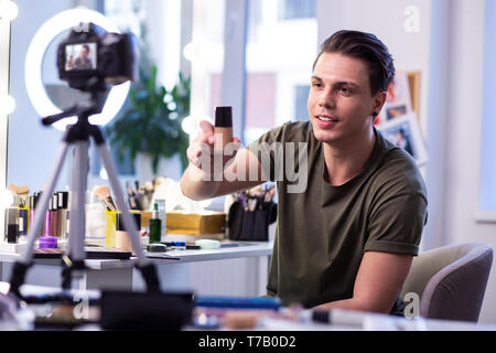 Jeune homme Pacifique transportant des conteneurs remplis avec foundation Banque D'Images