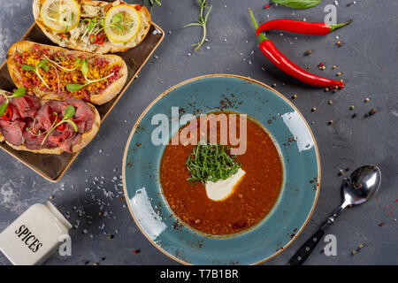 La viande traditionnelle soupe de tomate au piment et bruschetta Banque D'Images