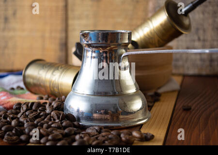 Le café prêt à être usiné avec ancien moulin. Le café est dans la table Banque D'Images