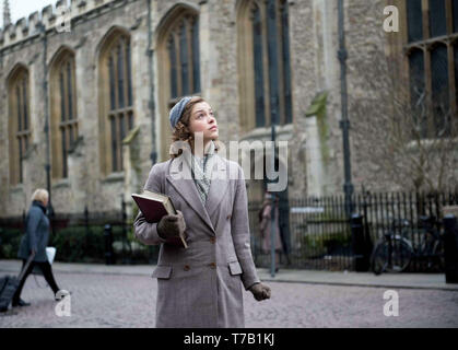 Joan rouge 2018 est un film d'espion britannique, réalisé par Trevor Nunn, sur un scénario de Lindsay Shapero. Le film stars Stephen Campbell Moore, Sophie Cookson, Tom Hughes, Ben Miles, Nina Sosanya, Tereza Srbova et Judi Dench. Cette photographie est fourni pour un usage éditorial uniquement et est l'auteur du film company et/ou de l'espace attribué par le photographe ou film société de production. Banque D'Images