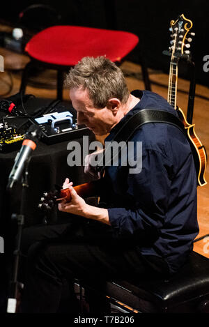 John Paul Jones en live sur la scène du conservatoire Giuseppe Verdi de Turin, pour le "Torino Jazz Festival' 2019 Banque D'Images