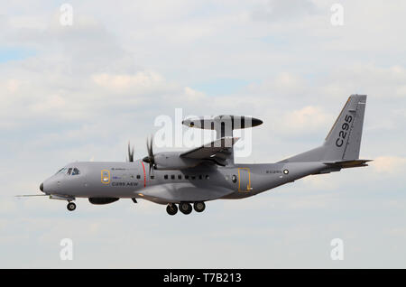 EADS CASA C-295 twin-turbo d'avion de transport militaire tactique, fabriqué par Airbus de la défense et de l'espace en Espagne. AEW & C prototype avec Dome Banque D'Images