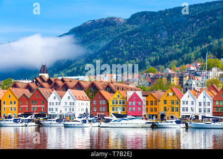 Bâtiments hanséatique historique dans Bryggen par la baie de Vågen, Bergen, Norvège Banque D'Images