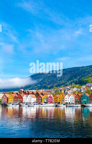 Bâtiments hanséatique historique dans Bryggen par la baie de Vågen, Bergen, Norvège Banque D'Images