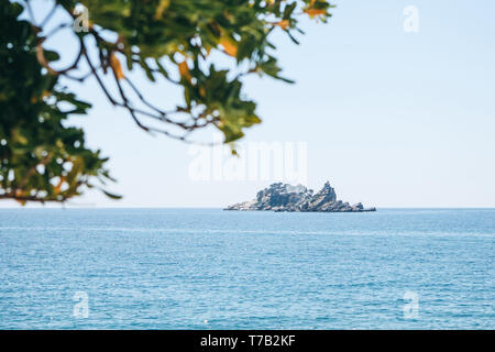 Voir de beaux îlots Katic et Høvringen avec Orthodox church près de Petrovac, Monténégro, dans la municipalité de Budva. Banque D'Images