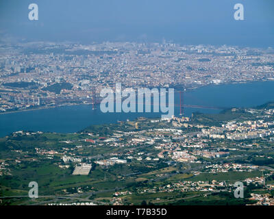 Vue aérienne de Lisbonne au Portugal vu d'avion Banque D'Images